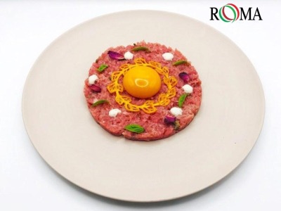 Tartare di Manzo, Tuorlo d'uovo, Tuile allo Zafferano e Petali di Rosa