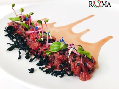 Tartare di Tonno con Sesamo Nero, Alga Wakame, Germogli di Ravanello e Salsa al Melograno
