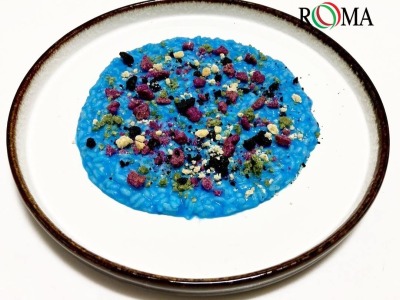 Risotto Blu Mantecato con Olio al Peperoncino e Crumble al Grana Padano