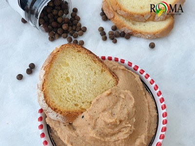Hummus di Ceci e pomodori secchi profumato al Pepe di Giamaica