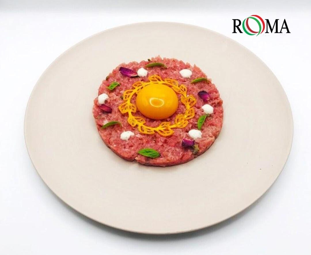 Tartare di Manzo, Tuorlo d'uovo, Tuile allo Zafferano e Petali di Rosa