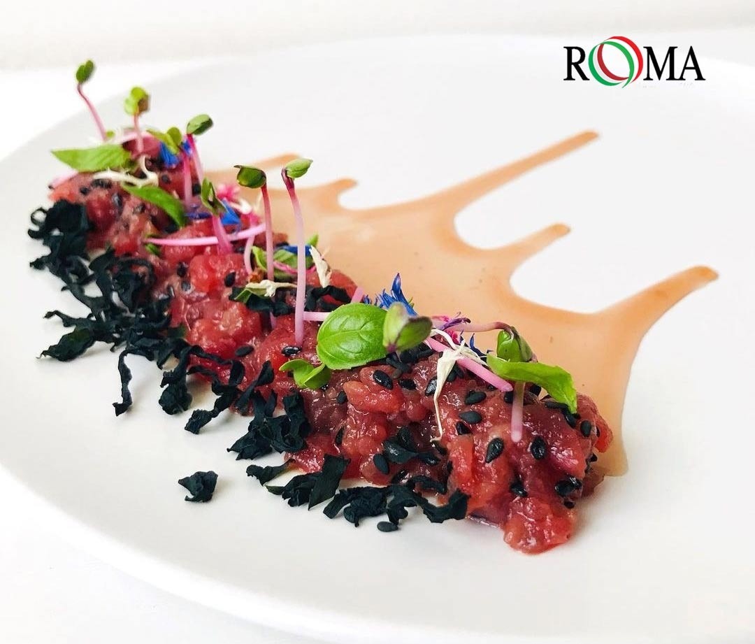 Tartare di Tonno con Sesamo Nero, Alga Wakame, Germogli di Ravanello e Salsa al Melograno