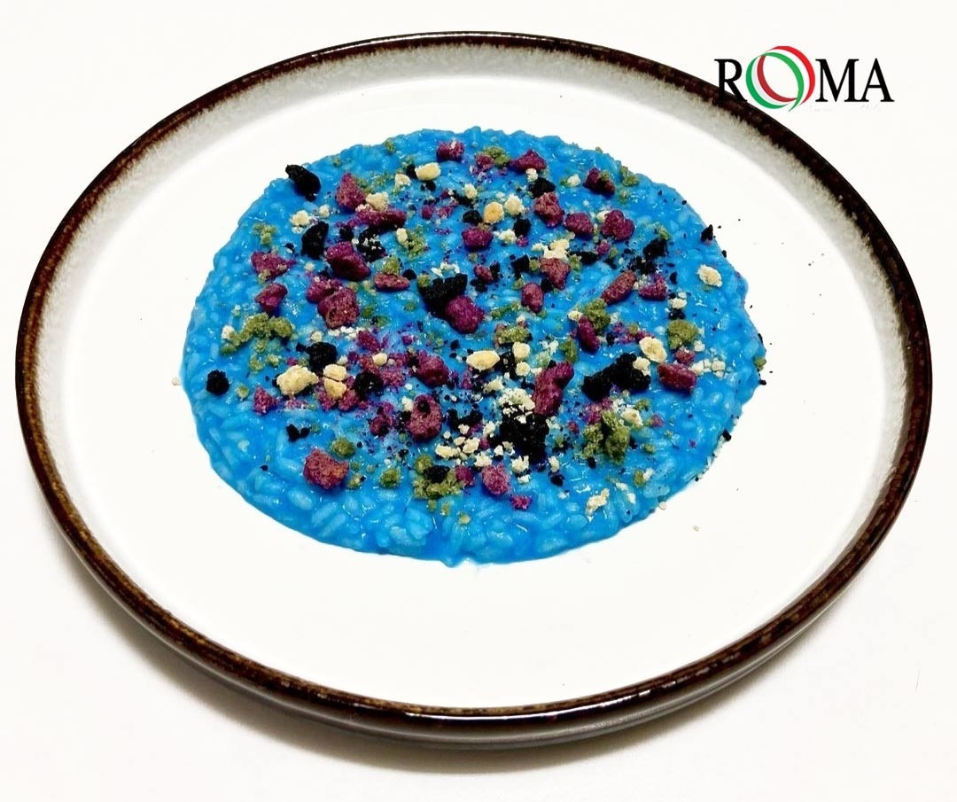 Risotto Blu Mantecato con Olio al Peperoncino e Crumble al Grana Padano