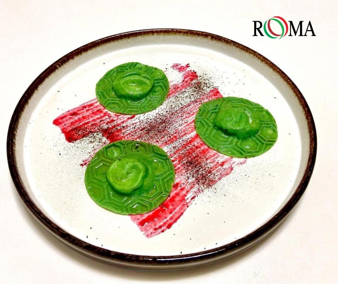 Ravioli Verdi ripieni di Cervo e Stracchino, Salsa alla Ciliegia, Limone Nero Persiano